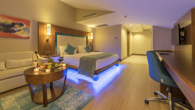 Imagen de la habitación del Hotel Ramada Resort By Wyndham Kusadasi. Foto 6