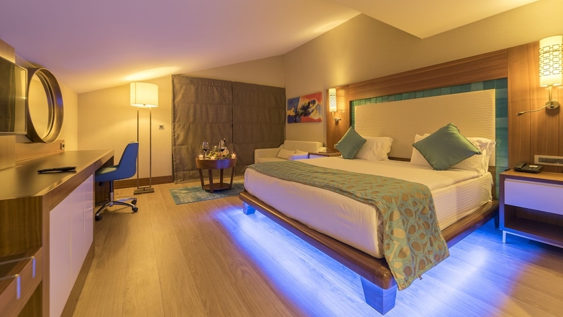 Imagen de la habitación del Hotel Ramada Resort By Wyndham Kusadasi. Foto 8