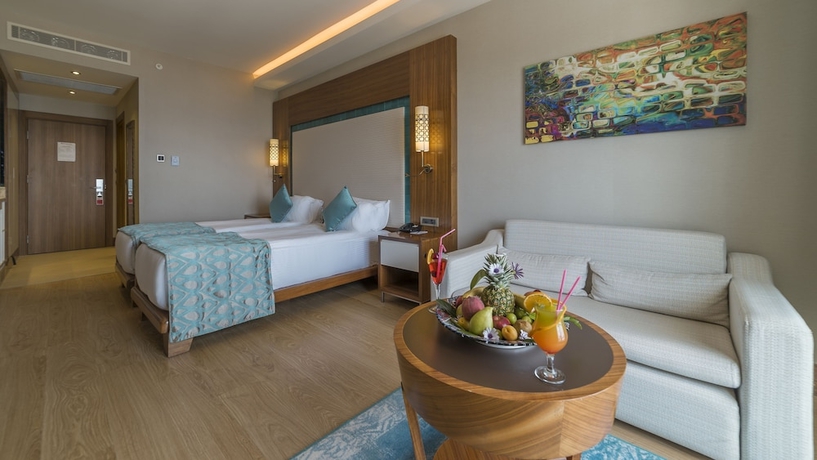 Imagen de la habitación del Hotel Ramada Resort By Wyndham Kusadasi. Foto 9