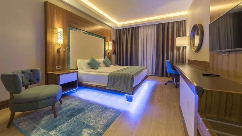 Imagen de la habitación del Hotel Ramada Resort By Wyndham Kusadasi. Foto 12