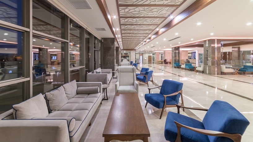 Imagen de los interiores del Hotel Ramada Resort By Wyndham Kusadasi. Foto 18
