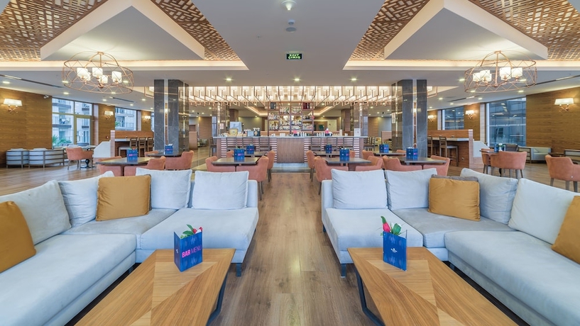 Imagen del bar/restaurante del Hotel Ramada Resort By Wyndham Kusadasi. Foto 2