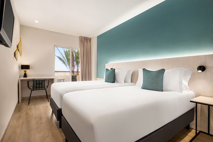 Imagen de la habitación del Hotel Ramada Resort By Wyndham Puerto De Mazarron. Foto 14