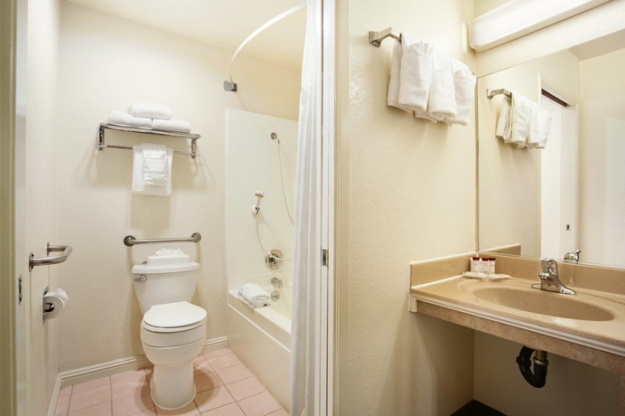 Imagen de la habitación del Hotel Ramada San Diego North and Conference Center. Foto 9