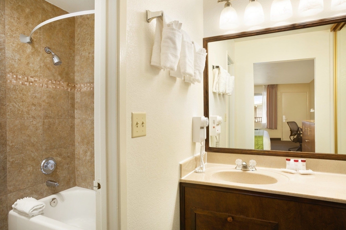 Imagen de la habitación del Hotel Ramada San Diego North and Conference Center. Foto 11