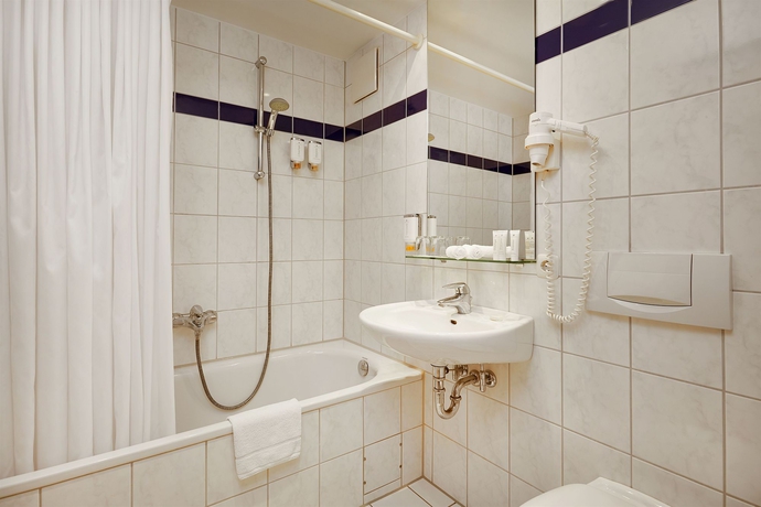 Imagen de la habitación del Hotel Ramada Stade. Foto 11