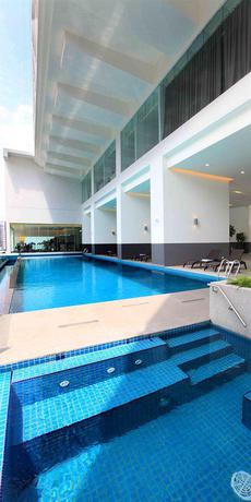 Imagen de la piscina del Hotel Ramada Suites By Wyndham Kuala Lumpur City Centre. Foto 11