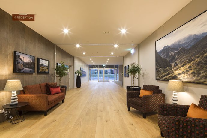 Imagen de los interiores del Hotel Ramada Suites By Wyndham Queenstown Remarkables Park. Foto 14