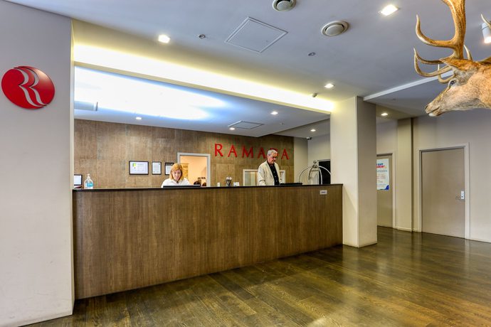 Imagen de los interiores del Hotel Ramada Suites By Wyndham Queenstown Remarkables Park. Foto 17