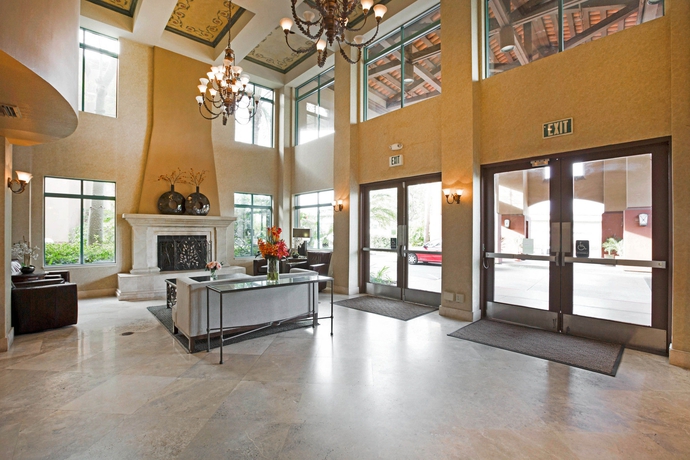 Imagen de los interiores del Hotel Ramada Suites By Wyndham San Diego. Foto 10