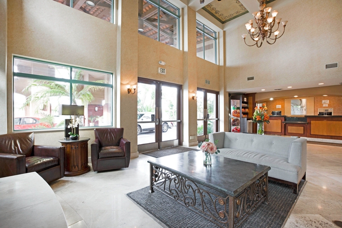 Imagen de los interiores del Hotel Ramada Suites By Wyndham San Diego. Foto 12