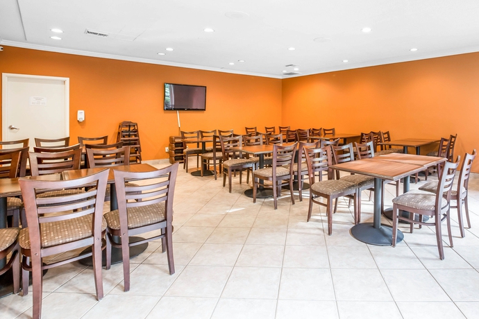 Imagen del bar/restaurante del Hotel Ramada Suites By Wyndham San Diego. Foto 2