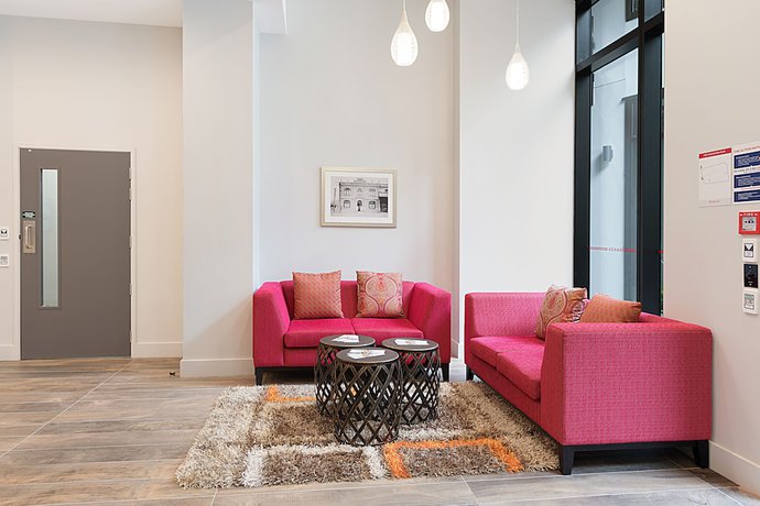 Imagen de los interiores del Hotel Ramada Suites By Wyndham Victoria Street West. Foto 16