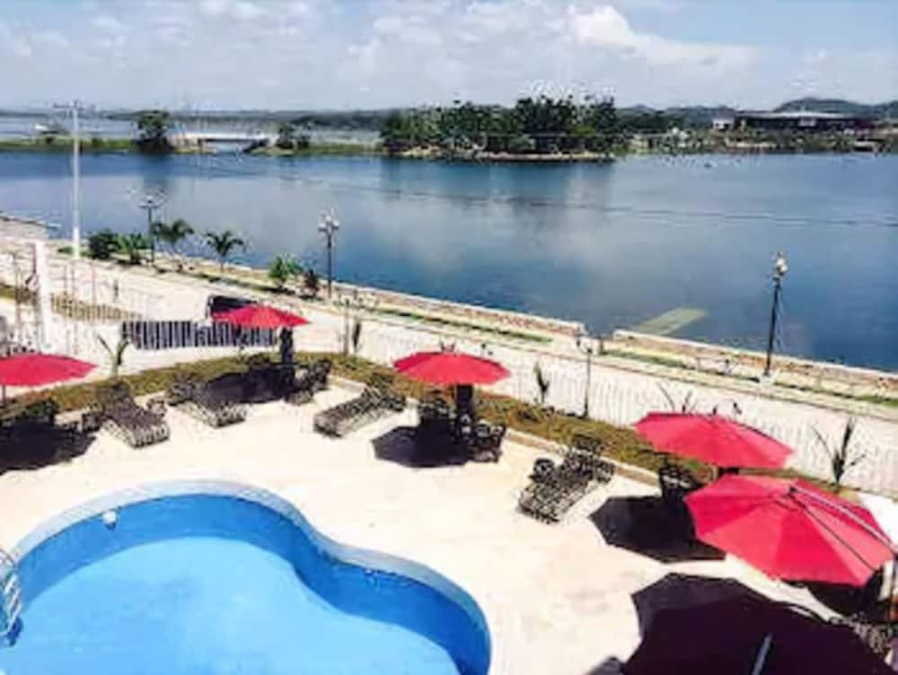 Imagen de la piscina del Hotel Ramada Tikal Isla De Flores. Foto 18