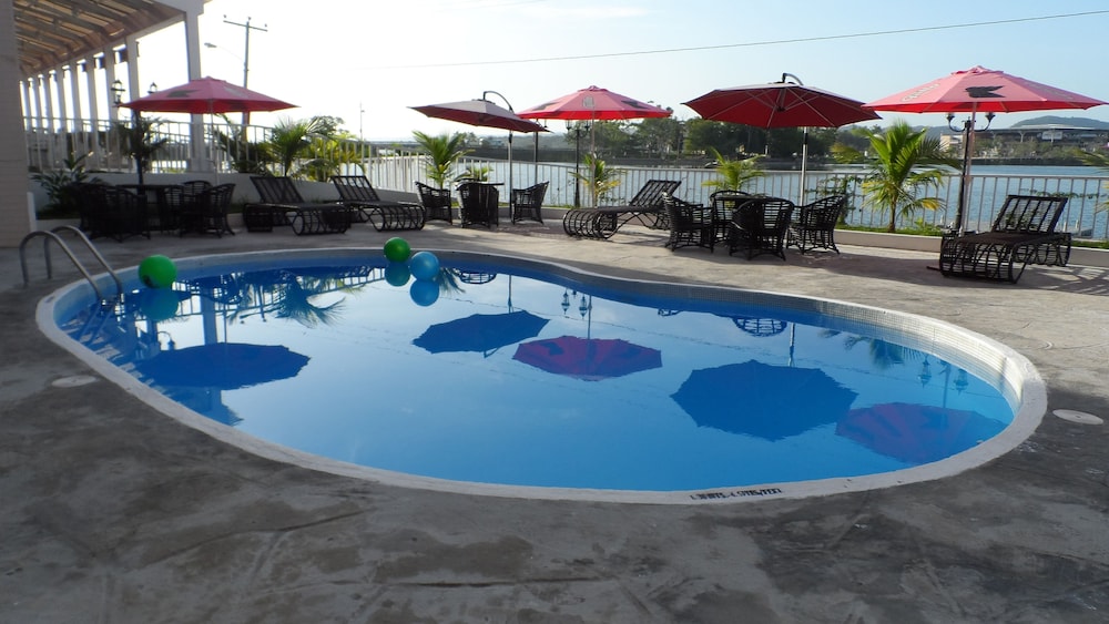 Imagen de la piscina del Hotel Ramada Tikal Isla De Flores. Foto 19