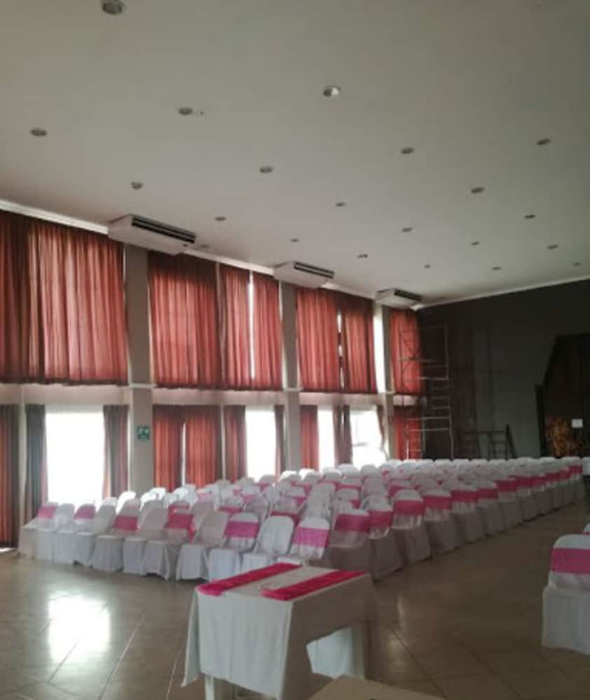 Imagen de los interiores del Hotel Ramada Tikal Isla De Flores. Foto 17