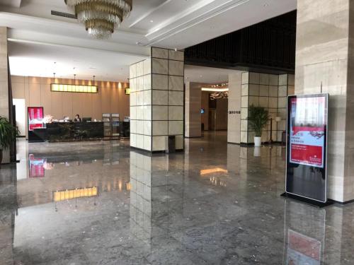 Imagen general del Hotel Ramada Wyndham Zhengzhou Xinzheng. Foto 1