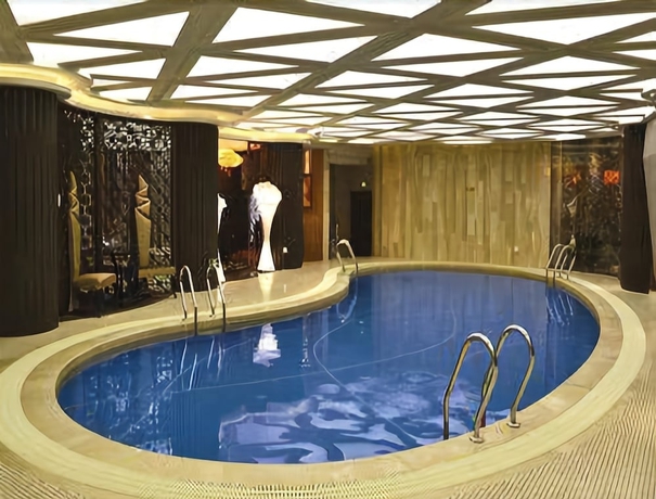 Imagen de la piscina del Hotel Ramada Yangzhou Baoying. Foto 19