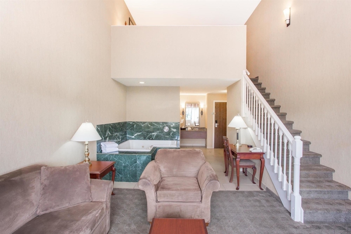 Imagen de la piscina del Hotel Ramada and Conference Center By Wyndham Kelowna. Foto 16