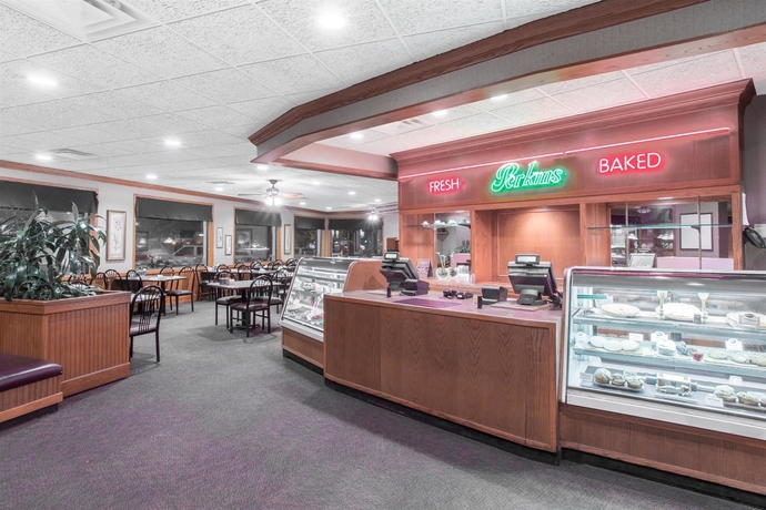 Imagen del bar/restaurante del Hotel Ramada and Conference Center By Wyndham Kelowna. Foto 7