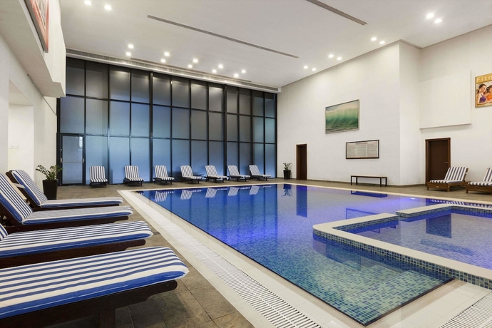 Imagen de la piscina del Hotel Ramada and Suites By Wyndham Ajman. Foto 17