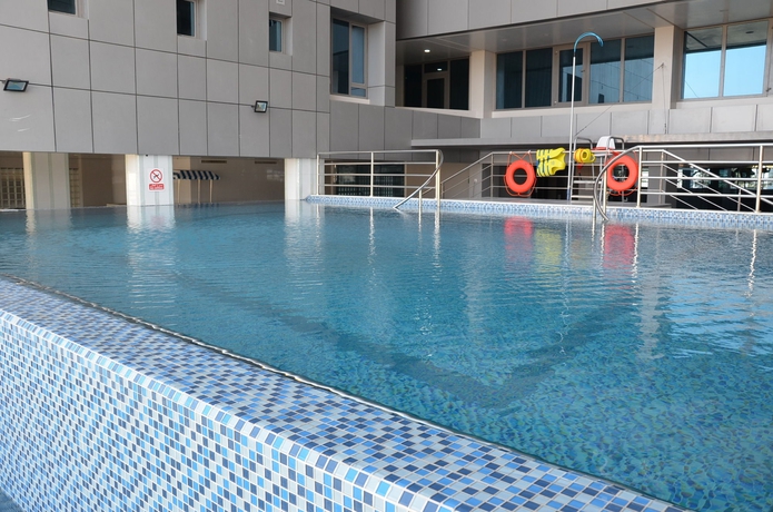 Imagen de la piscina del Hotel Ramada and Suites By Wyndham Amwaj Islands Manama. Foto 10