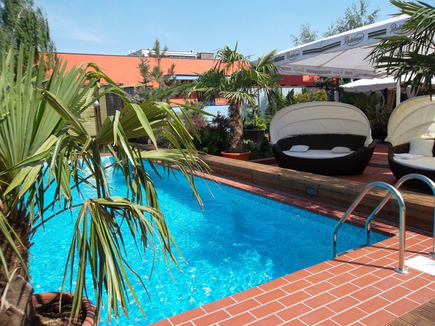 Imagen de la piscina del Hotel Ramada and Suites By Wyndham Bucharest North. Foto 12