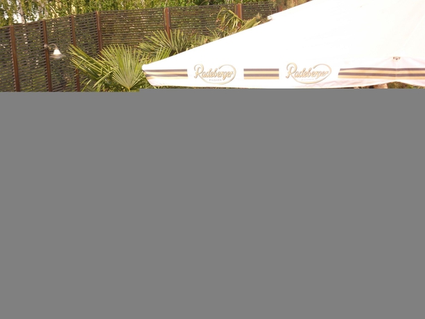 Imagen de la piscina del Hotel Ramada and Suites By Wyndham Bucharest North. Foto 13