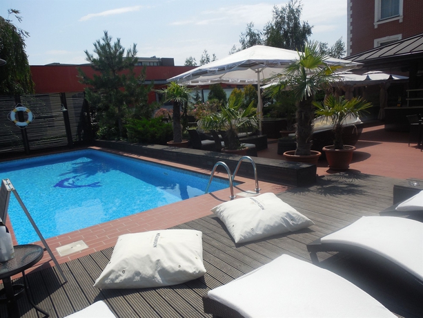 Imagen de la piscina del Hotel Ramada and Suites By Wyndham Bucharest North. Foto 14