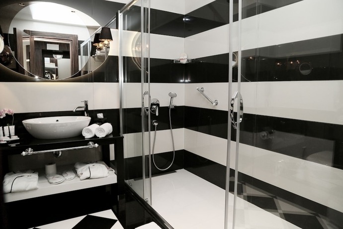 Imagen de la habitación del Hotel Ramada and Suites By Wyndham Istanbul Sisli. Foto 3