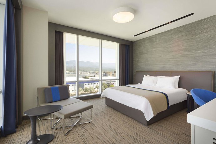 Imagen de la habitación del Hotel Ramada and Suites By Wyndham Izmir Kemalpasa. Foto 2