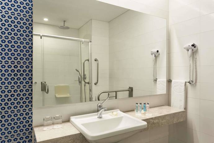 Imagen de la habitación del Hotel Ramada and Suites By Wyndham Izmir Kemalpasa. Foto 8