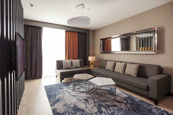 Imagen de la habitación del Hotel Ramada and Suites By Wyndham Izmir Kemalpasa. Foto 19