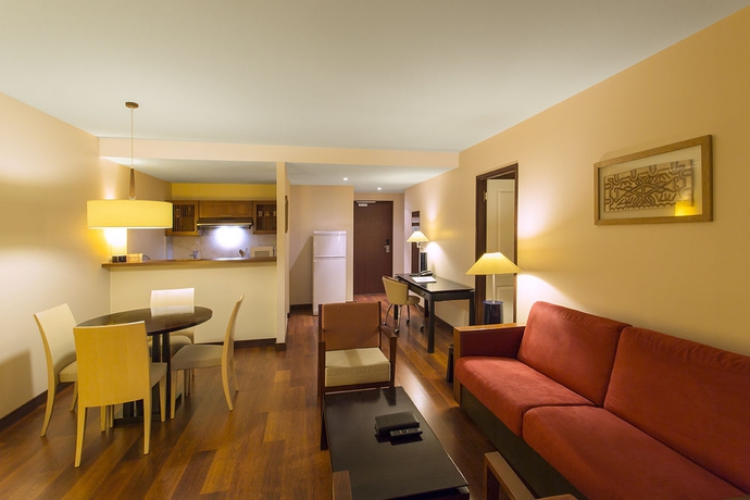 Imagen de los interiores del Hotel Ramada and Suites Noumea. Foto 11