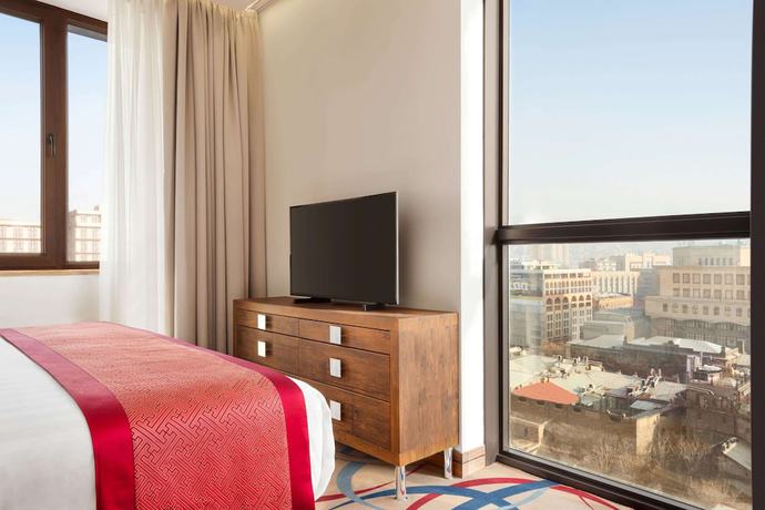Imagen de la habitación del Hotel Ramada and Suites by Wyndham Yerevan. Foto 12