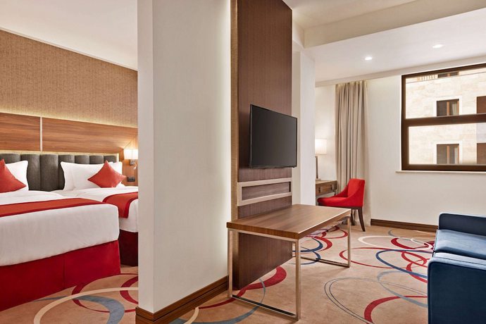 Imagen de la habitación del Hotel Ramada and Suites by Wyndham Yerevan. Foto 16