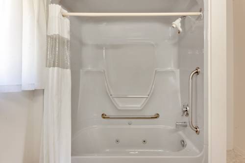 Imagen de la habitación del Hotel Ramada by Wyndham 1000 Islands Gananoque. Foto 7