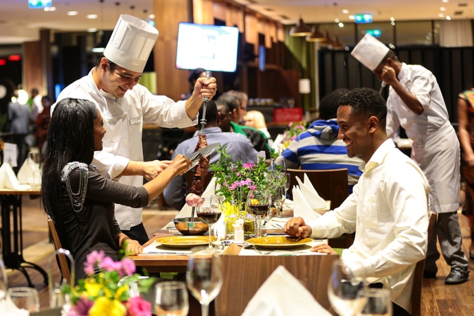 Imagen del bar/restaurante del Hotel Ramada by Wyndham Addis Ababa. Foto 6