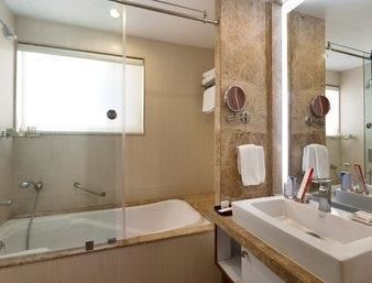 Imagen de la habitación del Hotel Ramada by Wyndham Ahmedabad. Foto 5