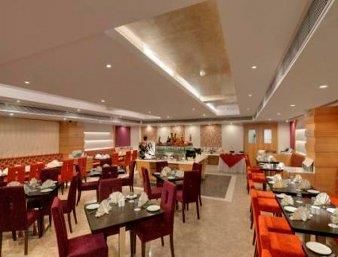 Imagen del bar/restaurante del Hotel Ramada by Wyndham Ahmedabad. Foto 4