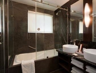 Imagen de la habitación del Hotel Ramada by Wyndham Ahmedabad. Foto 13