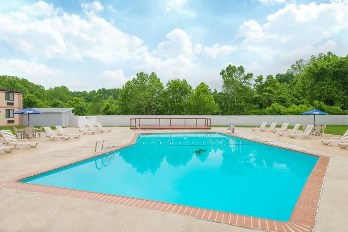 Imagen de la piscina del Hotel Ramada by Wyndham Allentown/Bethlehem. Foto 19