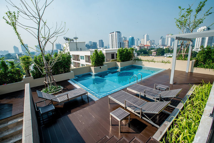 Imagen de la piscina del Hotel Ramada by Wyndham Bangkok Ten Ekamai Residences. Foto 11