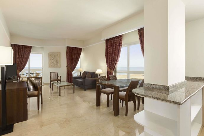 Imagen de la habitación del Hotel Ramada by Wyndham Beach Hotel Ajman. Foto 15