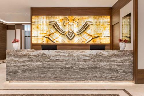 Imagen de los interiores del Hotel Ramada by Wyndham Beylikduzu. Foto 7