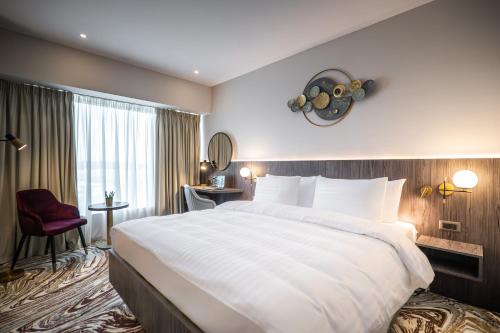 Imagen de la habitación del Hotel Ramada by Wyndham Bucharest Otopeni Airport. Foto 1