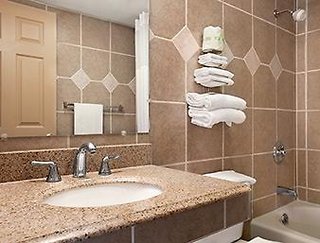 Imagen de la habitación del Hotel Ramada by Wyndham Butler/Tesla Biohealing Resort. Foto 11