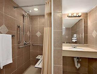 Imagen de la habitación del Hotel Ramada by Wyndham Butler/Tesla Biohealing Resort. Foto 12