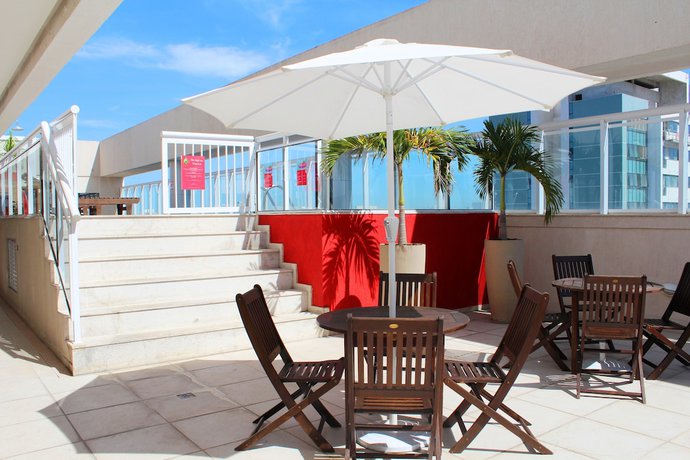 Imagen de la piscina del Hotel Ramada by Wyndham Campos dos Goytacazes Hotel & Suites. Foto 19