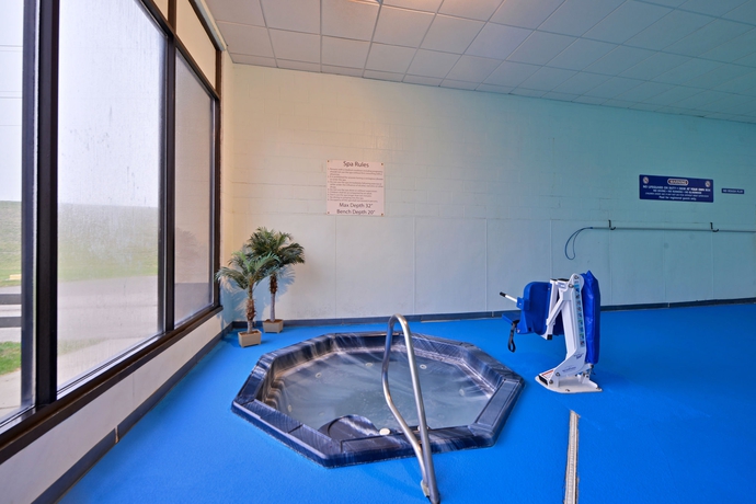 Imagen de la piscina del Hotel Ramada by Wyndham Cedar Rapids South, Cedar Rapids. Foto 13